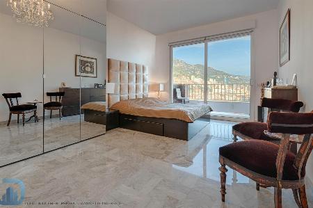 3-bedroom apartment with sea view