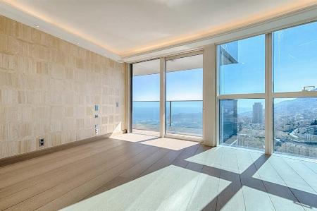 Large and luxurious apartment with seaview